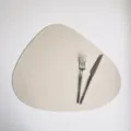 Nordischer PU Leder Dreieck Tischset Hitzebeständig Wasserdicht Esszimmer Matte Variante - Cremegelb