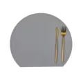 Moderne graue Silikon-Tischset mit goldenem Besteck für eine stilvolle Tischdekoration. - Hellgrau