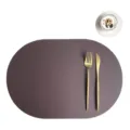 Dunkelviolettes ovales Leder-Tischset mit goldenem Besteck und Untersetzer, wasserdicht. - Kaffee & Weiß (Ovale Tischset & Untersetzer)