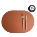 Braunes ovales Leder-Tischset wasserdichte Tischmatte mit Goldbesteck-Set für den Esstisch. - Braun & Schwarz (Ovale Tischset & Untersetzer)