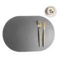 Europäisches Kunstleder-Tischset und runder Untersetzer Set mit goldenem Besteck für Esstisch. - Dunkelgrau & Offwhite (Ovale Tischset & Untersetzer)