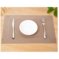 Braune PVC gewebte Tischmatte, strapazierfähige hitzebeständige Platzmatte für Esszimmer. - Goldbraun