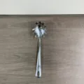 Edelstahl Nudelheber Detail mit nahtlosem Design und glänzend polierter Oberfläche. - Glatter runder Griff Spaghettilöffel