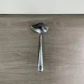 Edelstahl Suppenkelle mit Ausguss und praktischer Aufhaengung fuer Kueche Kochen. - Glatter runder Griff Öllöffel
