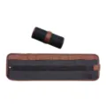 Detailansicht des multifunktionalen PU-Leder-Federmäppchens mit Gummischlaufen zum Rollen. - 24er-Pack / Dunkelbraun Roter Rand