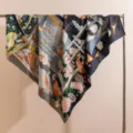 Lussuoso foulard quadrato grande in misto seta e lana con orlo artigianale arrotolato. - Nautico Nero