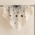 Elegante foulard quadrato in lana con stampa cosmica celestiale, perfetto per look retrò. - Bianco Universo Stellato