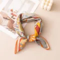 Foulard quadrato in seta e lana vintage con stampa mappa carozza e bordo arancione arrotolato. - -1 Arrotolato a Mano Collage Francobolli Arancione