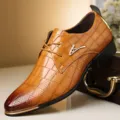 Herren braune spitz zulaufende Business Schuhe, Krokodil geprägte Leder Schnürschuhe. - 39 / Hellbraun