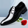 Herren schwarze Lackleder Business Schuhe spitz formelle Schuhe mit Metallkreuz Detail - 37 / Schwarz