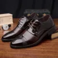 Herren Business Lederschuhe Detailansicht, braune Lackleder Oxford Schuhe mit Schnürung. - 38 / Stilvolles Braun