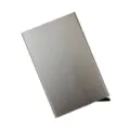 Vue de detail du porte-cartes pop-up en aluminium metallique avec finition argente. - Argent