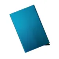 Détail de porte-cartes en aluminium bleu, finition métallique lisse, étui pop-up. - Bleu