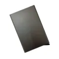 Détail de porte-carte en aluminium avec surface métallique texturée et design fin. - Gris