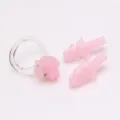 Dettaglio pinza naso e tappi per orecchie da nuoto in silicone, attrezzatura impermeabile. - Rosa