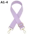 Primer plano de una correa de bolso ajustable en color morado claro con herrajes dorados. - A1-4 Púrpura