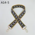 Vue détaillée de la sangle de sac de rechange réglable avec motif de chaîne noir et jaune. - Fermoir en Argent / A14-5