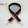 Nahaufnahme des breiten, gestreiften Ersatz-Taschenriemens mit verstellbaren Goldbeschlägen. - Stil B11-7