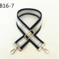 Vue détaillée de la bandoulière réglable en rayures bleu marine et argent avec des boucles dorées. - Bleu Marine (B16-7)
