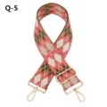 Vue détaillée de la bandoulière à motif argyle rose et vert avec quincaillerie dorée. - Q-5