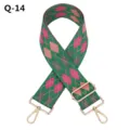 Vue détaillée de la bandoulière de sac réglable avec un motif à losanges vert et rose classique. - Q-14