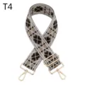 Detalle de correa de bolso tejida con patrón geométrico y herrajes dorados elegantes. - T4