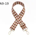 Λεπτομέρεια ζώνης τσάντας jacquard με μοτίβο πόδι κότας και χρυσά μεταλλικά στοιχεία. - A9-19 Ανοιχτό Καφέ