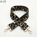 Vista cercana de la elegante correa de bolso de leopardo con detalles dorados ajustables. - Dorado / Verde Militar
