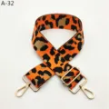 Detalle de correa de bolso con estampado de leopardo naranja, herrajes dorados y tela jacquard. - Dorado / Naranja Fluorescente