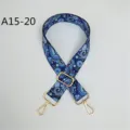 Vue détaillée de la bandoulière large ethnique à motif bleu avec quincaillerie dorée et boucle. - Motif Pissenlit Bleu
