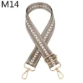 Brauner Ersatz-Taschenriemen mit weißem Fischgrätenmuster und goldenen Metallbeschlägen. - m14