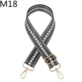 Verstellbarer Ersatz-Taschengurt mit Fischgrätenmuster und goldener Metallhardware für Umhängetaschen. - m18