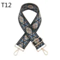 Vista detallada de la correa de bolso ancha tejida con patrón de trébol azul-beige y herrajes dorados. - T12