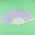Abanico plegable de plástico duradero con motivo de escamas iridiscentes y varillas blancas. - Escamas de Pez de Colores