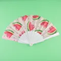 Detalle de primer plano del abanico plegable portátil con diseño de patrón de sandía. - Sandía