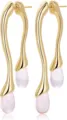 Vue détaillée de boucles d'oreilles pendantes en laiton plaqué or avec pendentif rose. - Style Goutte d'Eau Rose (e2775 Style 3)