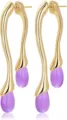 Gros plan détaillé de boucles d'oreilles pendantes vintage en laiton doré et goutte violette. - Style Goutte d'Eau Violette (e2775 Style 5)