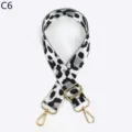 Detalle de correa de bolso con estampado de leopardo en blanco y negro con herrajes dorados. - Cierre de Plata / Gris Plata