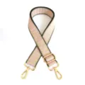 Detalle en primer plano de la elegante correa jacquard para bolso con rayas rosas y herrajes. - Rosa