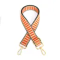 Vue détaillée de la large bandoulière jacquard à rayures orange et beige et métal doré. - Fermoir en Argent / Orange