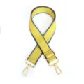 Detalles en primer plano de la correa de bolso a rayas ajustable con herrajes metálicos. - Amarillo