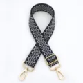 Vista dettagliata della tracolla di ricambio intrecciata in bianco e nero con hardware dorato. - Nero Bianco Filato Argento 6