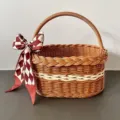 Vista detallada de cesta de mimbre tejida vintage con lazo y asa, ideal para almacenamiento floral. - Con Pañuelo de Seda Cuadriculado Punteado Caramelo / S / Marrón y Blanco
