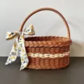Cesta de mimbre vintage con lazo floral, ideal como frutero y cesta de regalo elegante. - Con Pañuelo de Seda Flores Pequeñas Multicolor Amarillo Limón / S / Marrón y Blanco