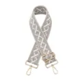 Vue détaillée d'une lanière de sac de rechange en jacquard tissé gris et blanc, quincaillerie dorée. - N20