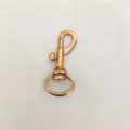 Gedetailleerd overzicht van duurzaam metalen musketonhaak hardware accessoire voor tassen. - Verguld