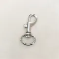 Zilverkleurige metalen draaibare musketonhaak karabijnhaak voor tassen en accessoires. - Zilver