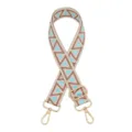 Gros plan détaillé d'une large sangle de sac de rechange avec motif géométrique et quincaillerie. - Fermoir en Argent / Rose Chair Bleu Lac