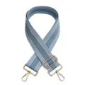 Primer plano detallado de la correa de repuesto para bolso a rayas azules con herrajes dorados. - Azul claro