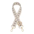 Primer plano detallado de la correa de bolso tejida en beige y gris con herrajes dorados duraderos. - Blanco Gris